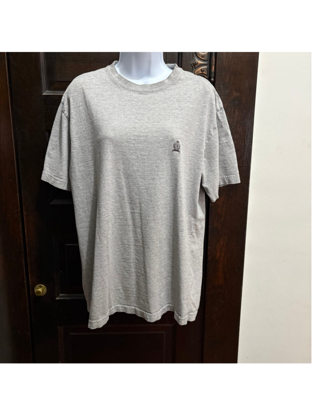 (49) Tommy Hilfiger Large Gray Embroidered Crest Logo T-Shirt